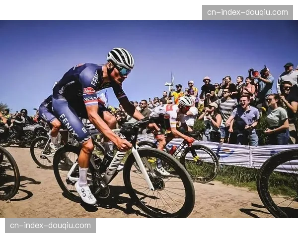 巴黎-鲁贝：范德普尔力压莫霍里奇，赢得个人第二座“巴黎-鲁贝冠军石头”