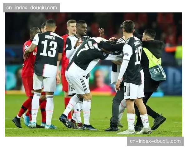 训练场动态：莱比锡红牛封闭训练，重点演练双边翼卫套上战术